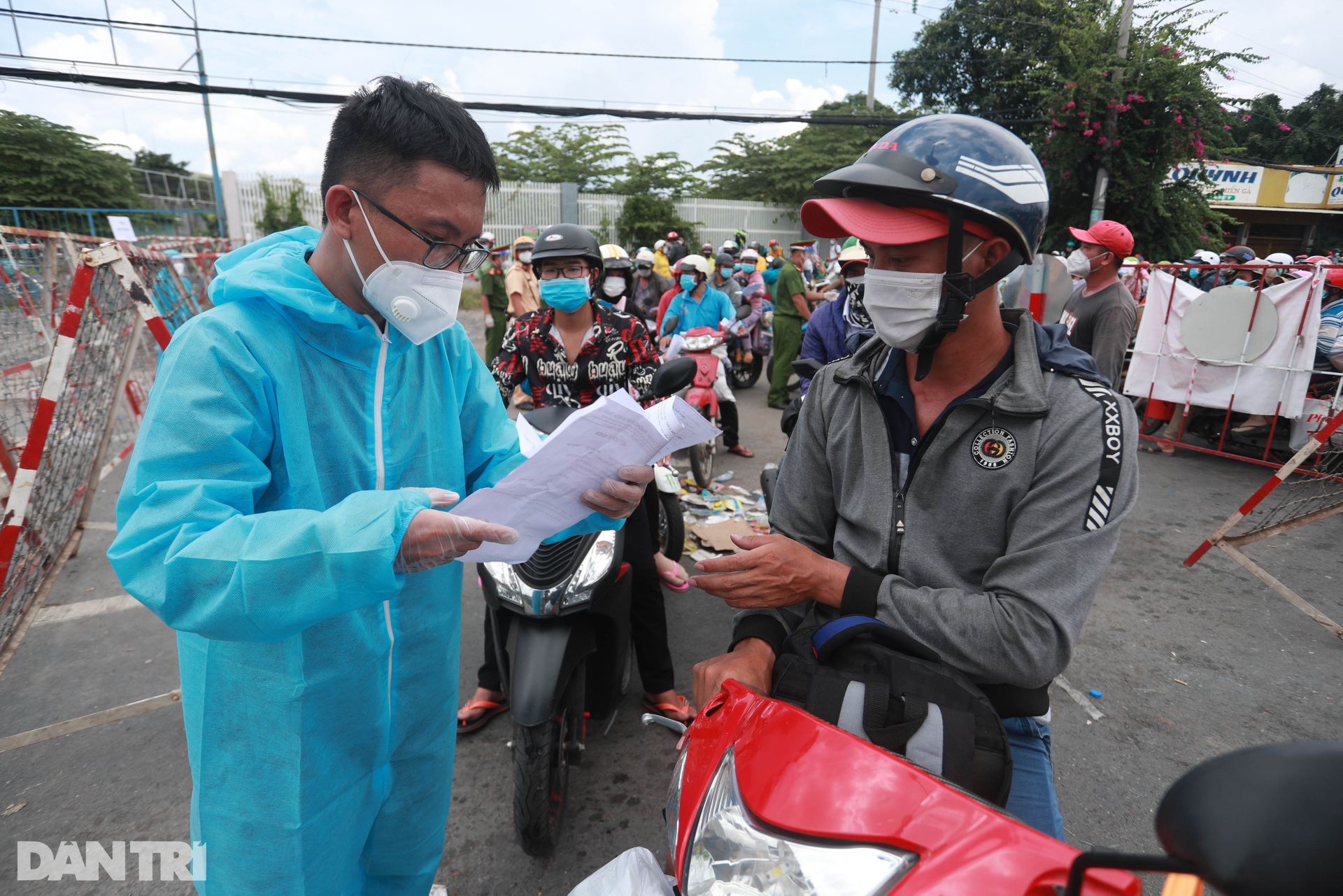 Hơn 24 giờ người dân phơi nắng, dầm mưa chờ qua chốt về quê miền Tây - 7 Hơn 24 giờ người dân phơi nắng, dầm mưa chờ qua chốt về quê miền Tây - 7