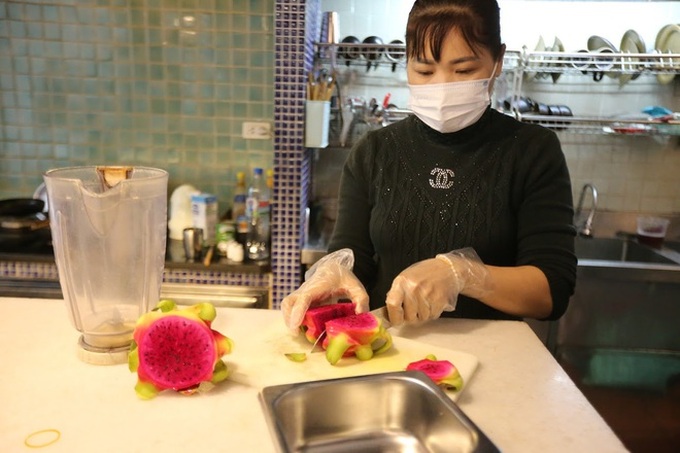Bánh cuốn thanh long độc đáo nhất Hà Thành được làm như thế nào - Ảnh 3. Bánh cuốn thanh long độc đáo nhất Hà Thành được làm như thế nào - Ảnh 3.