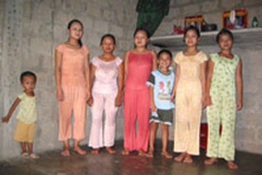 Thăm gia đình 6 chị em mồ côi