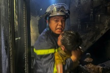 Cảnh sát cứu 3 người mắc kẹt trong vụ cháy nhà ở Hà Nội