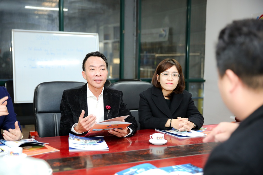NSƯT Việt Hoàn: 60 tuổi sẽ giã từ sân khấu vì không muốn bị thương hại - 4 NSƯT Việt Hoàn: 60 tuổi sẽ giã từ sân khấu vì không muốn bị thương hại - 4