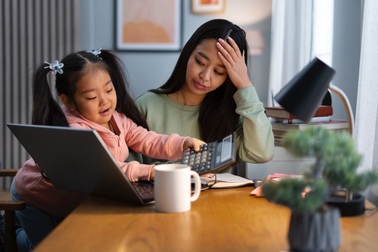 Sợ sinh con vì áp lực từ thế giới ảo