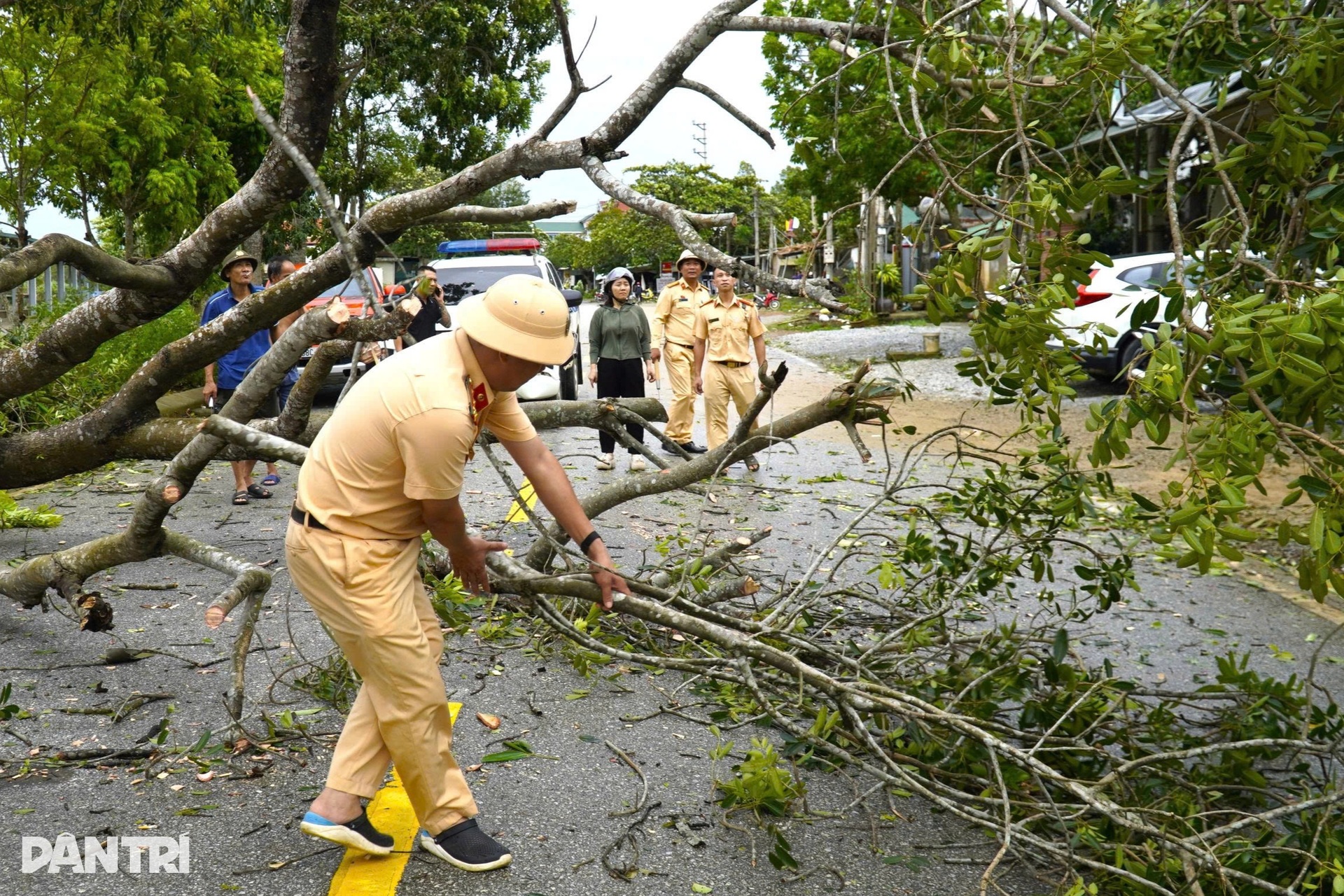 Nhà vừa khắc phục xong lại bị bão Bualoi tàn phá, người dân bật khóc nức nở - 8