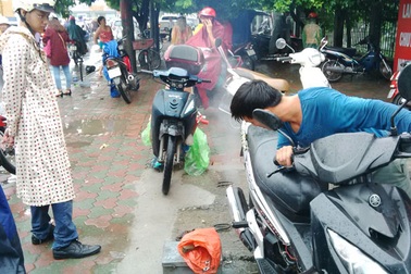 Hà Nội ngập lụt: Thợ sửa xe hốt tiền triệu chỉ trong buổi sáng