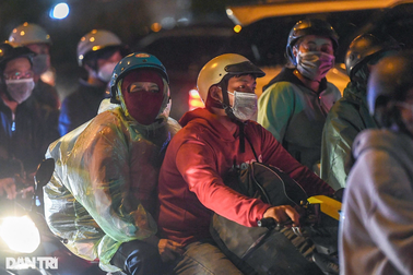 Người dân ùn ùn về quê nghỉ lễ, cửa ngõ phía Tây TPHCM kẹt cứng