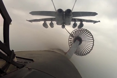 Cận cảnh máy bay chiến đấu F/A-18 SUper Hornet đáp xuống tàu sân bay USS Carl Vinson