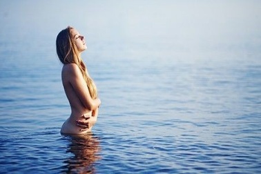 Du khách lướt sóng thoát chết kỳ diệu nhờ đấm liên tục vào cá mập