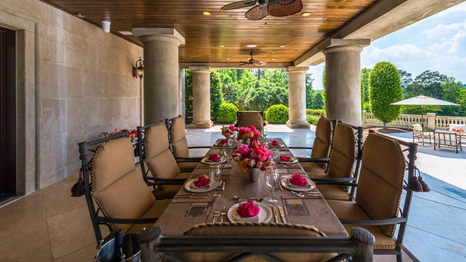 Dinh thự xa hoa như cung điện của tỷ phú điện ảnh nổi tiếng - 10