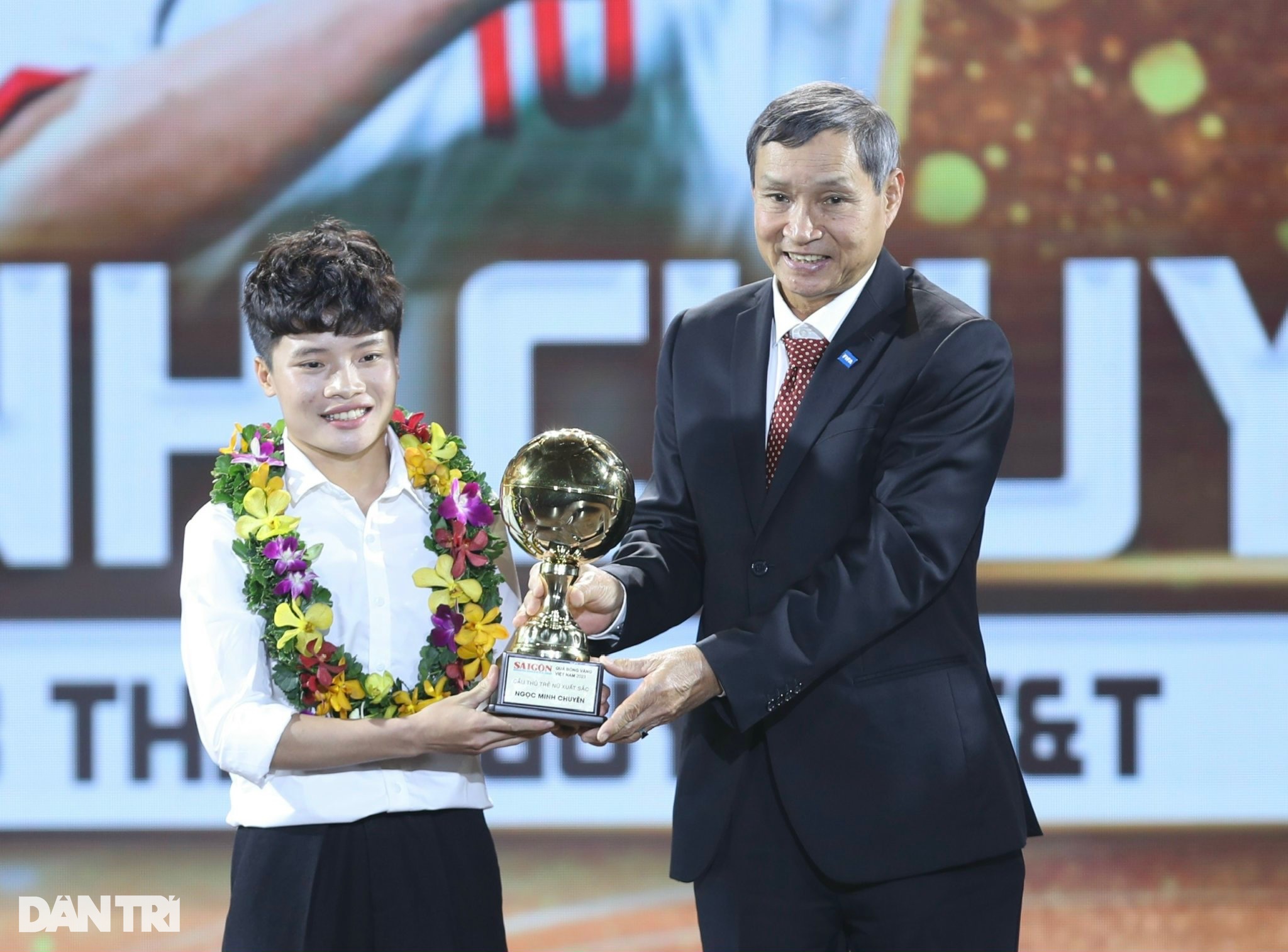 គ្រូបង្វឹក Mai Duc Chung ចែករំលែកអនុស្សាវរីយ៍ដែលមិនអាចបំភ្លេចបានអំពីកាសែត Dan Tri - ១ HLV Mai Đức Chung chia sẻ kỷ niệm khó quên về báo Dân trí - 1