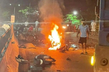 Xe máy đấu đầu xe tải trong đêm, 2 người tử vong