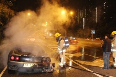 Siêu xe Ferrari cháy rụi trong đêm Noel