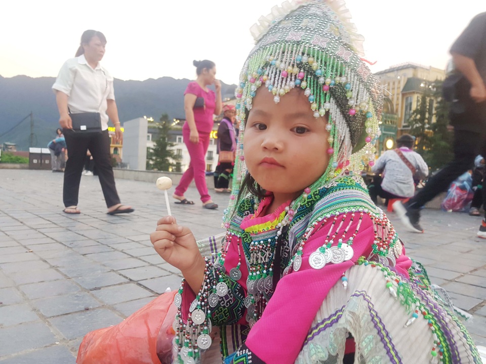 Những đứa trẻ nheo nhóc bán hàng rong mưu sinh ở Sa Pa - 12 Những đứa trẻ nheo nhóc bán hàng rong mưu sinh ở Sa Pa - 12