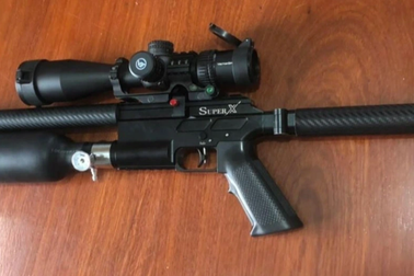 Dùng súng hơi bắn vợ bạn nhậu rồi bỏ trốn