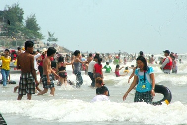 Hàng vạn người đổ về biển Long Hải đầu năm rồng