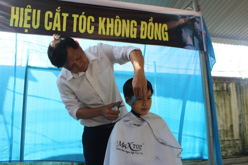 “Hiệu cắt tóc không đồng” dành cho học trò nghèo - 1 “Hiệu cắt tóc không đồng” dành cho học trò nghèo - 1
