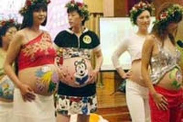 Vẽ tranh lên... bụng bà bầu 