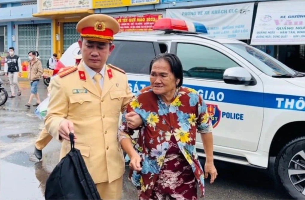 Chính quyền đến nhà trọ thăm hỏi, tặng quà 3 bà cháu bị xe khách bỏ rơi - 1 Chính quyền đến nhà trọ thăm hỏi, tặng quà 3 bà cháu bị xe khách bỏ rơi - 1