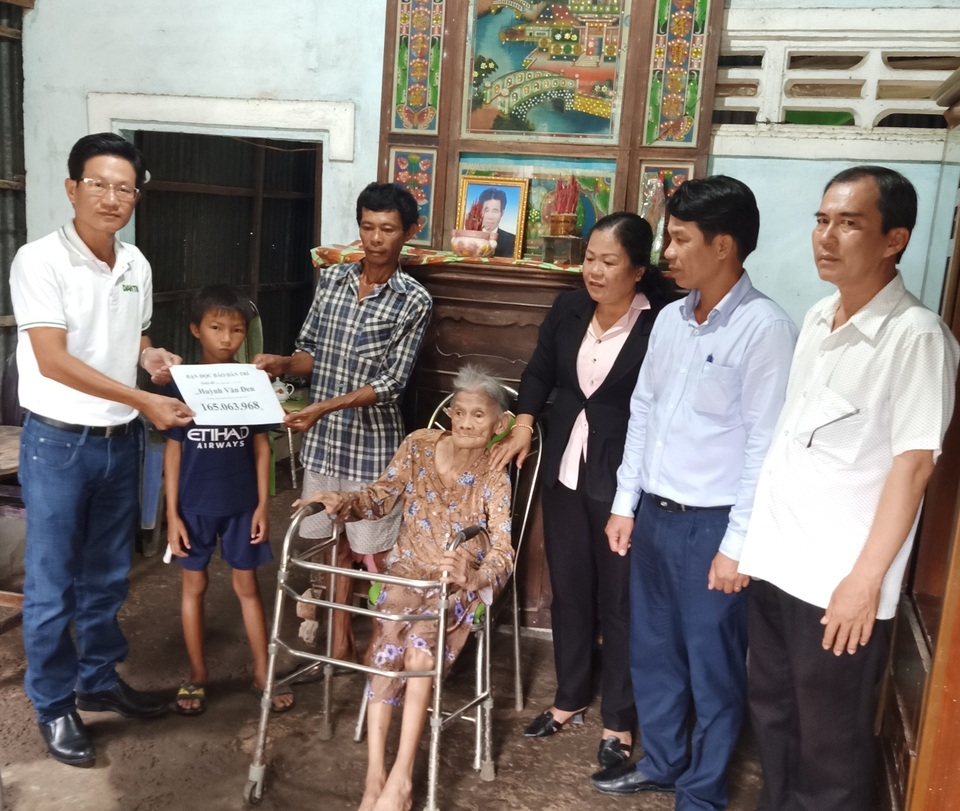 Gần 200 triệu đồng của bạn đọc giúp đỡ cậu bé “vô thừa nhận” và gia đình - 1 Gần 200 triệu đồng của bạn đọc giúp đỡ cậu bé “vô thừa nhận” và gia đình - 1