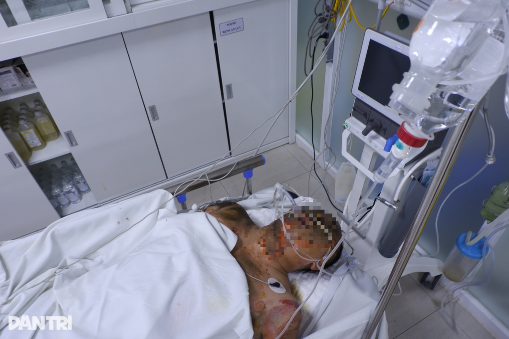 Cabin bốc cháy sau tai nạn, 3 người trên xe bị thương nặng - 1 Cabin bốc cháy sau tai nạn, 3 người trên xe bị thương nặng - 1