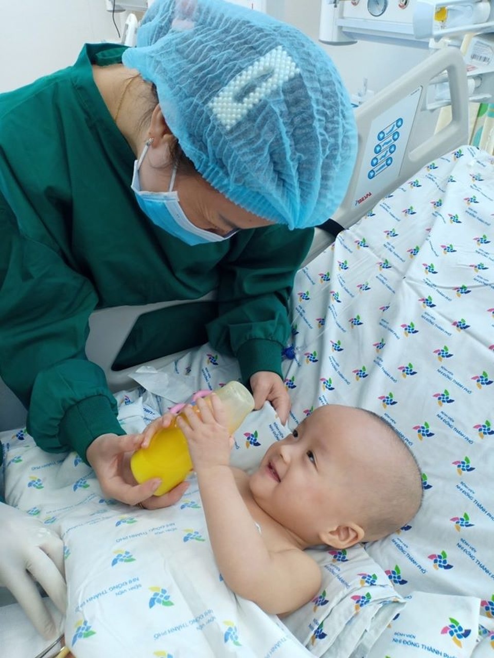 Nụ cười tràn sức sống của cặp Song Nhi sau tách dính - 10 Nụ cười tràn sức sống của cặp Song Nhi sau tách dính - 10