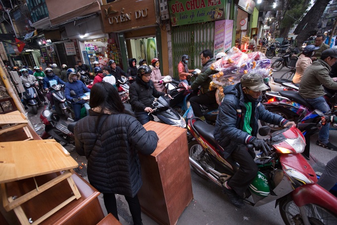 Gần Tết, xe nhích từng cm trên phố ở Hà Nội