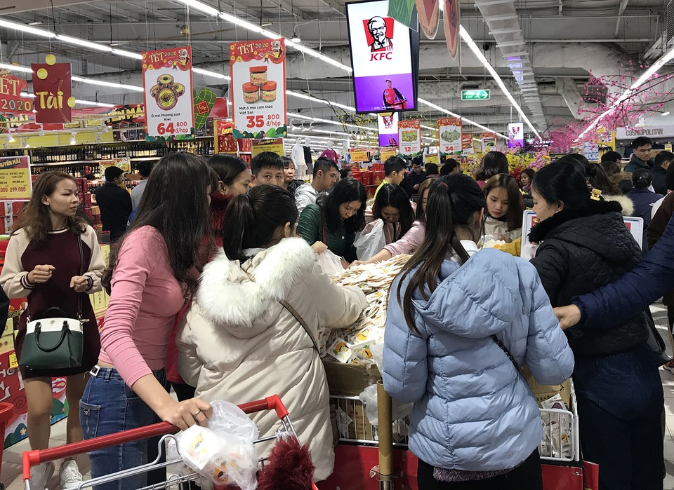 Biển người đổ đi sắm Tết, người lớn bơ phờ, trẻ con ngủ gật trên lưng mẹ chờ thanh toán - 1 Biển người đổ đi sắm Tết, người lớn bơ phờ, trẻ con ngủ gật trên lưng mẹ chờ thanh toán - 1