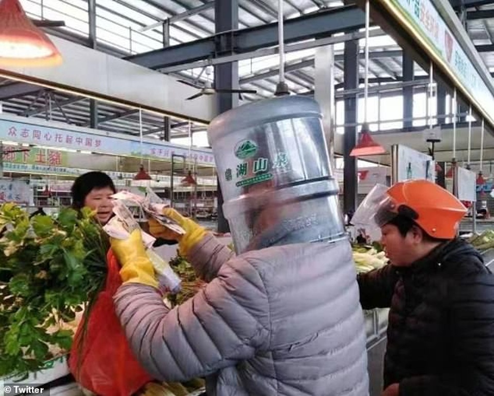 Người Trung Quốc trùm túi nilon, đội chai nhựa tránh virus corona - 6 Người Trung Quốc trùm túi nilon, đội chai nhựa tránh virus corona - 6