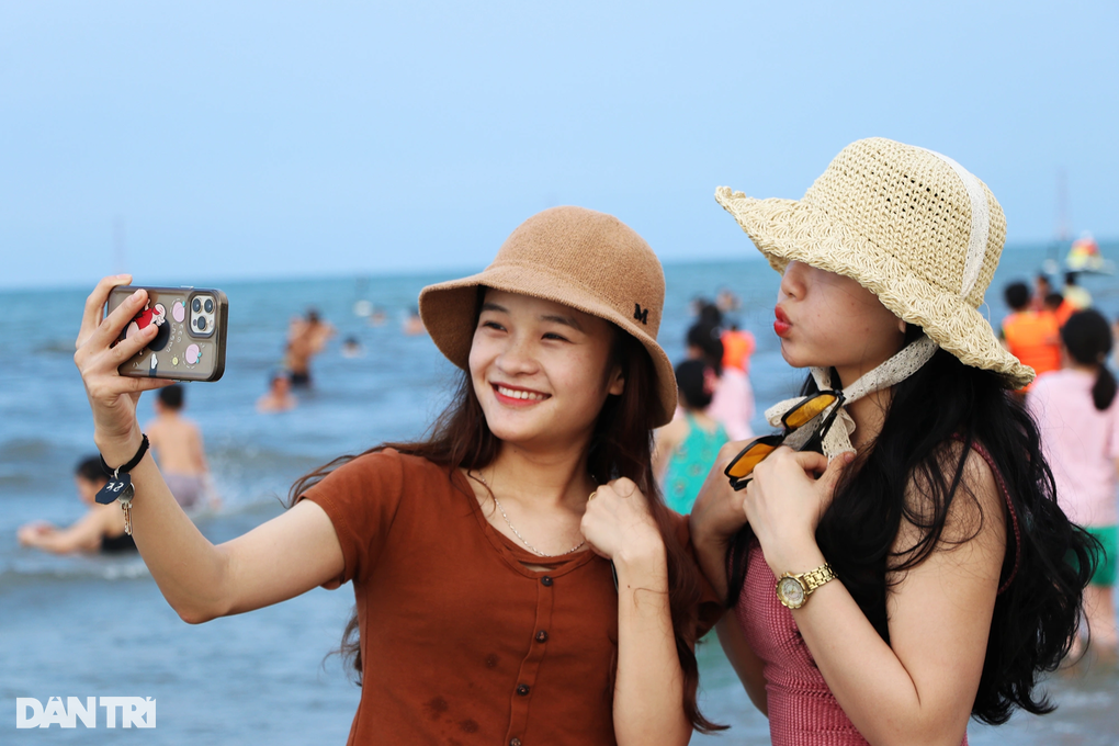Du khách tranh thủ check-in bãi tắm đẹp nhất miền Trung ngày cuối kỳ nghỉ - 4 Du khách tranh thủ check-in bãi tắm đẹp nhất miền Trung ngày cuối kỳ nghỉ - 4