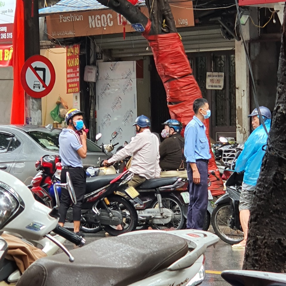 Dân đội mưa đi bán, bảo vệ khệ nệ khiêng chục bao vàng đi cất - 4 Dân đội mưa đi bán, bảo vệ khệ nệ khiêng chục bao vàng đi cất - 4