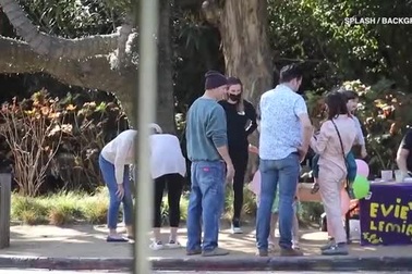 Channing Tatum giúp con gái bán nước chanh trên phố