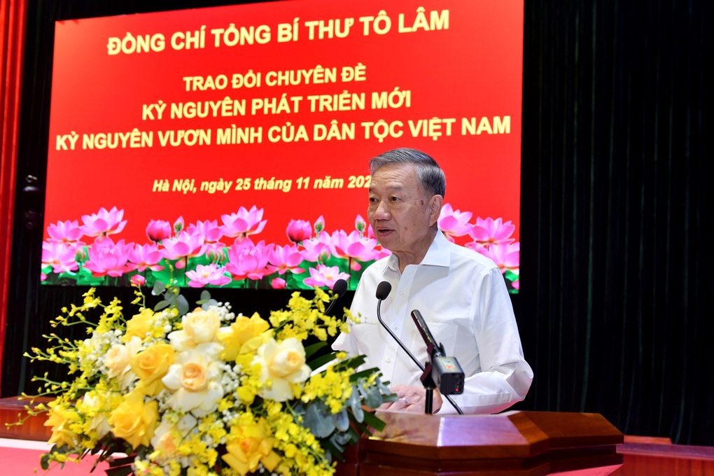 Gắn lý luận chính trị với thực tiễn để vươn mình trong kỷ nguyên mới - 1 Gắn lý luận chính trị với thực tiễn để vươn mình trong kỷ nguyên mới - 1