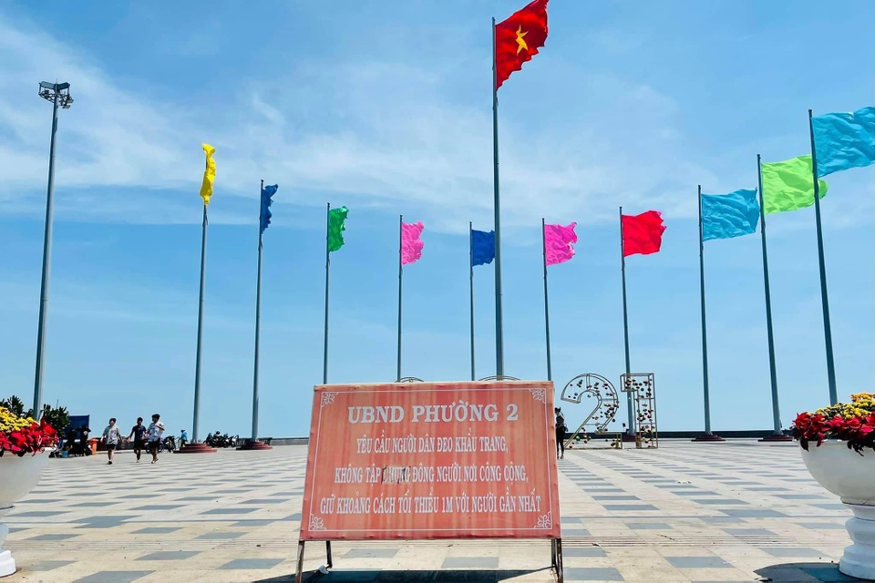 Bất chấp dịch Covid-19 phức tạp, biển Vũng Tàu vẫn ken đặc người - 4 Bất chấp dịch Covid-19 phức tạp, biển Vũng Tàu vẫn ken đặc người - 4