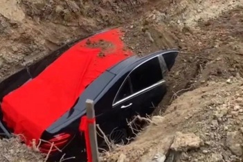 Trung Quốc: Tranh cãi gia đình chôn ô tô xuống mộ cho người đã khuất