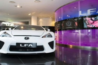 Lexus bán siêu xe LF-A ở châu Âu, cho thuê ở Mỹ 