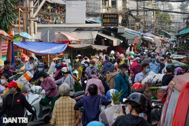 Người dân chen chân giữa chợ hoa lớn nhất TPHCM ngày giáp Tết