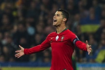 Bạn gái xinh đẹp chia sẻ niềm vui sau khi C.Ronaldo cán mốc 700 bàn thắng,