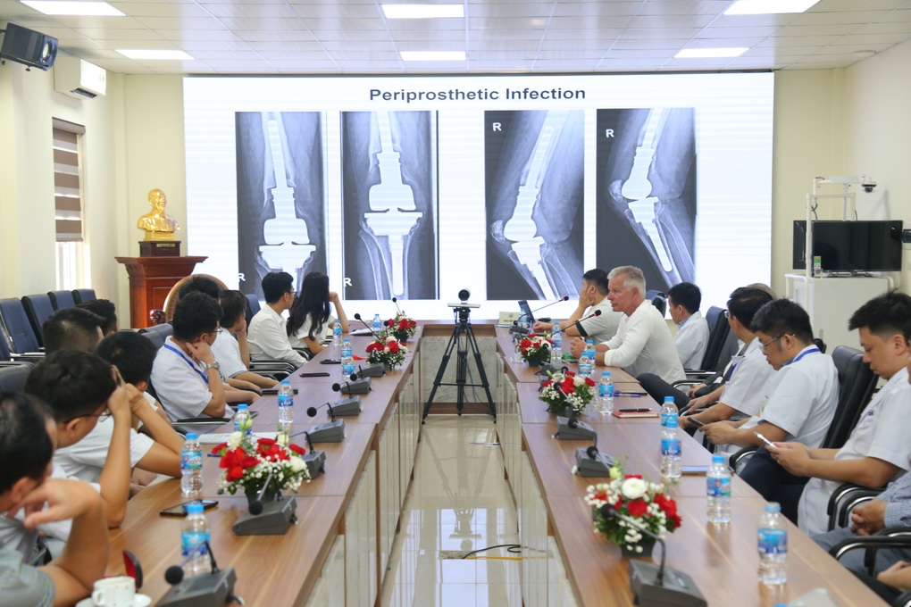 Bệnh nhân tàn phế đi lại được nhờ thay khớp gối, ám ảnh nhiễm trùng - 2 Bệnh nhân tàn phế đi lại được nhờ thay khớp gối, ám ảnh nhiễm trùng - 2