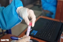 Đà Nẵng giáng chức cán bộ "xâm hại sức khỏe" nhân viên lấy mẫu xét nghiệm