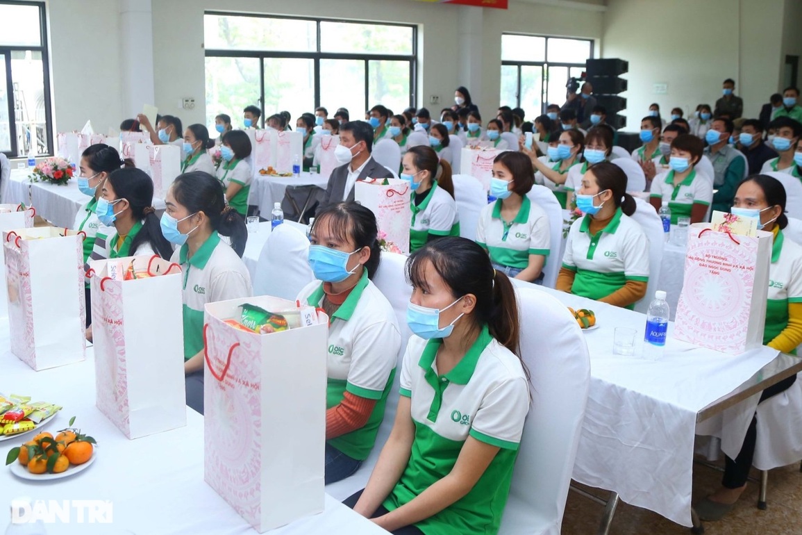 Công đoàn tiếp sức người lao động trong bão dịch Covid-19 - 1 Công đoàn tiếp sức người lao động trong bão dịch Covid-19 - 1