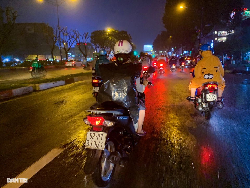 Nước ngập bánh xe, mưa xối xả, đường về nhà vất vả giờ tan tầm - 1