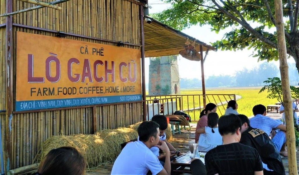 Độc đáo quán cà phê Lò gạch cũ nằm giữa cánh đồng lúa xanh ngát - 1 Độc đáo quán cà phê Lò gạch cũ nằm giữa cánh đồng lúa xanh ngát - 1