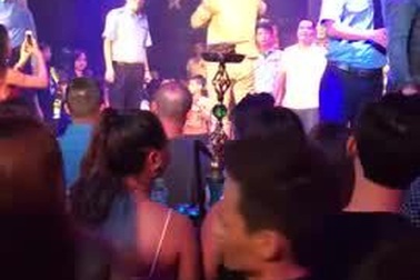 Tuấn Hưng tức giận khi bị khán giả ném ly lên sân khấu