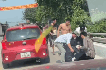 Mẹ ôm 2 con nhỏ định nhảy cầu, người dân kịp thời ngăn cản