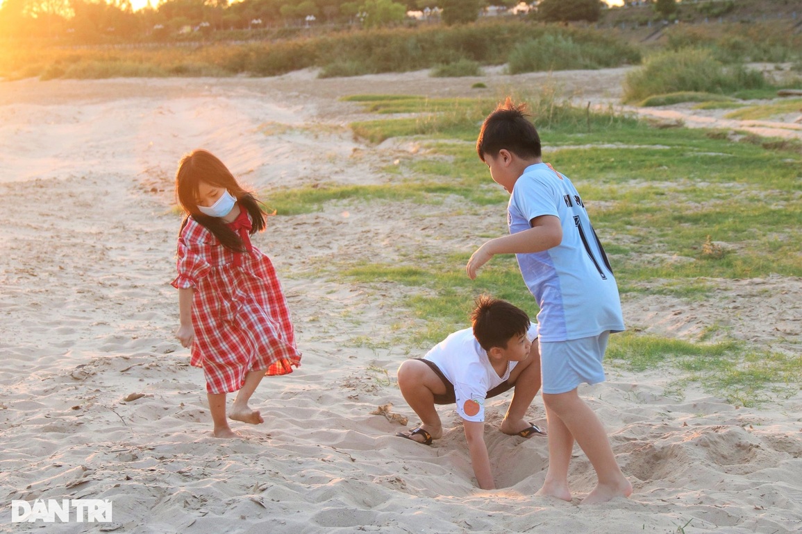 Bãi biển bên dòng sông chảy ngược, hút khách nườm nượp tới vui chơi - 3 Bãi biển bên dòng sông chảy ngược, hút khách nườm nượp tới vui chơi - 3