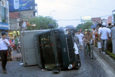 Xe tải tông xe máy rồi lật nghiêng giữa đường