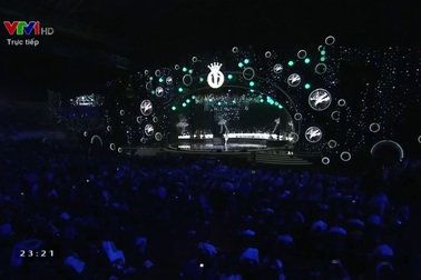 Khoảnh khắc bước ra trong trang phục dạ hội trên nền nhạc Bi Rain trình diễn sẽ là khoảnh khắc khó quên với 30 cô gái. (Clip: Mạnh Thắng - Nguồn VTV).