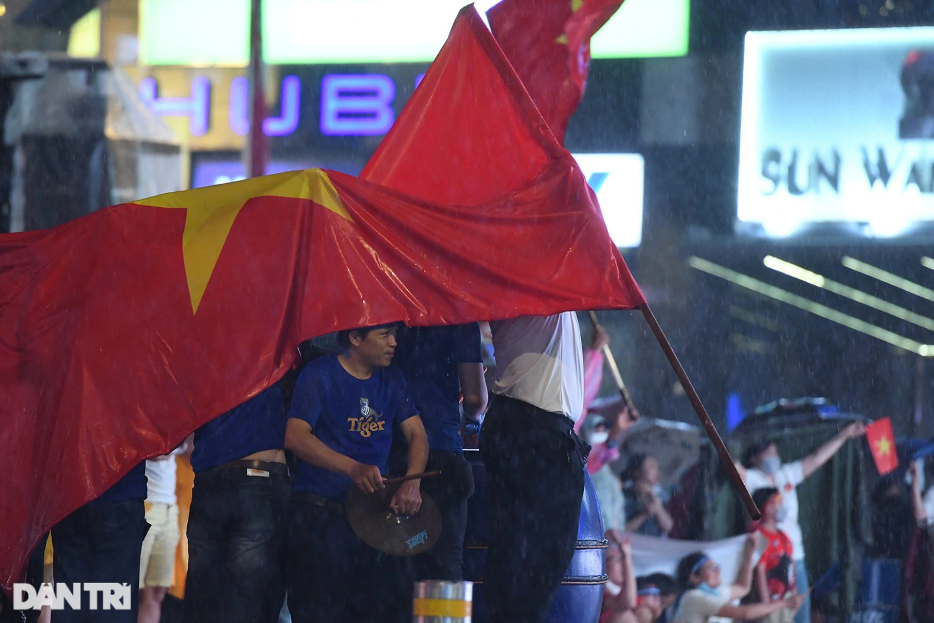 Cổ động viên TPHCM dầm mưa mừng chiến thắng của U23 Việt Nam - 14 Cổ động viên TPHCM dầm mưa mừng chiến thắng của U23 Việt Nam - 14