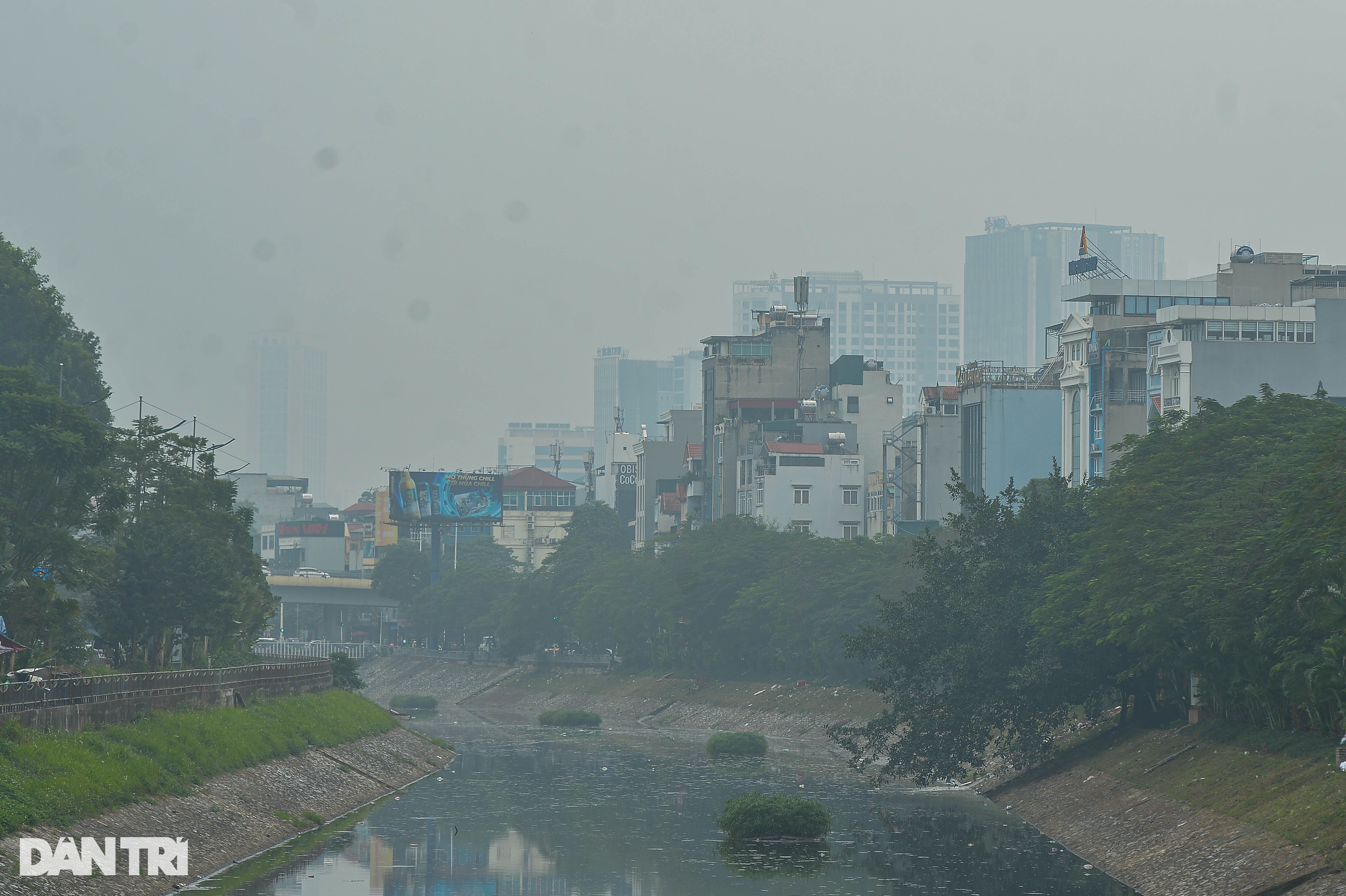 Trời Hà Nội mù mịt trong ngày ô nhiễm không khí ở tốp đầu thế giới - 9