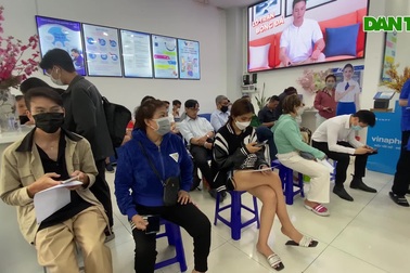 Người dân TPHCM đội nắng chờ chuẩn hóa thông tin thuê bao ngày cuối