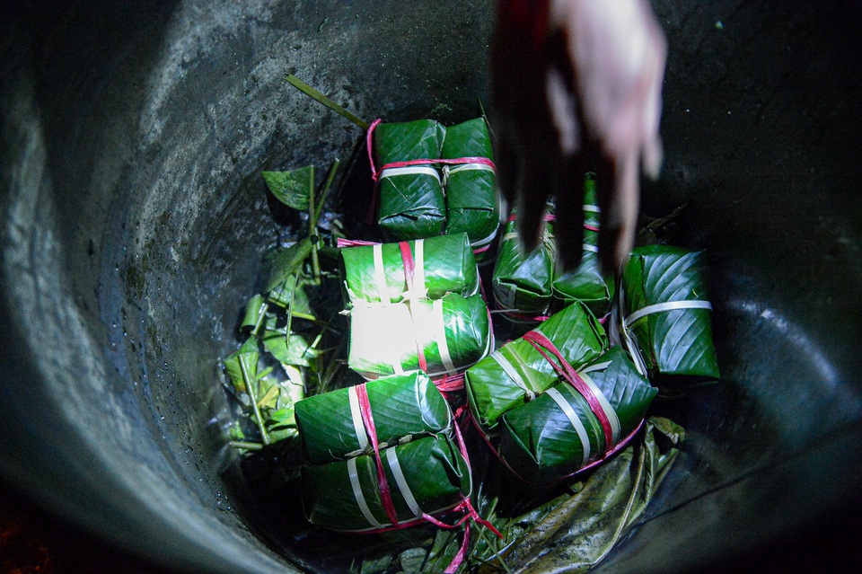 Người dân Hà Nội thức xuyên đêm luộc bánh chưng ở vỉa hè - 5 Người dân Hà Nội thức xuyên đêm luộc bánh chưng ở vỉa hè - 5
